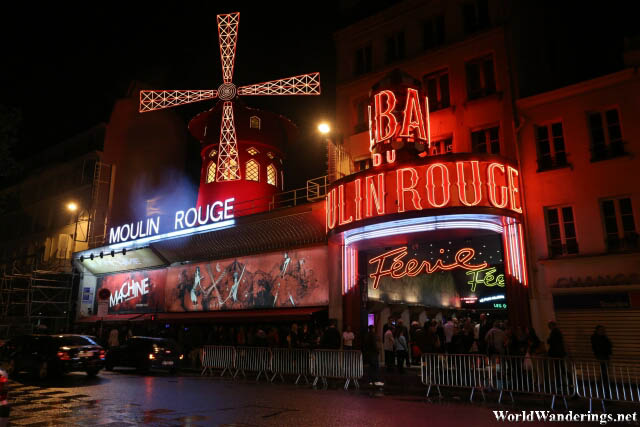 Long Queue Outside the Famous Moulin Rouge