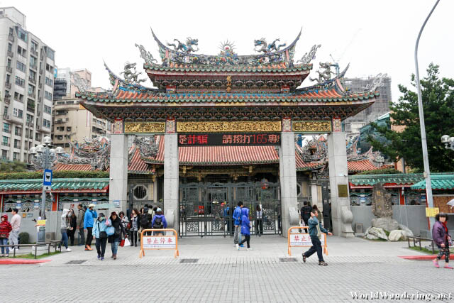 Entrance to Lungshan Temple 龍山寺