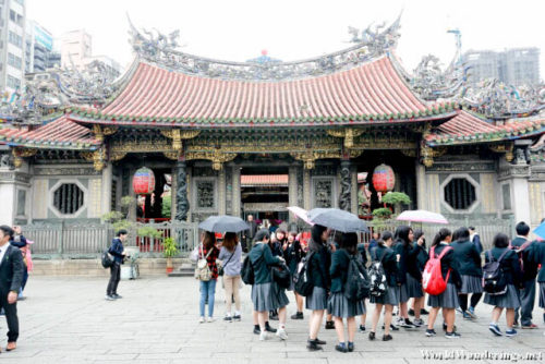 Inside Lungshan Temple 龍山寺