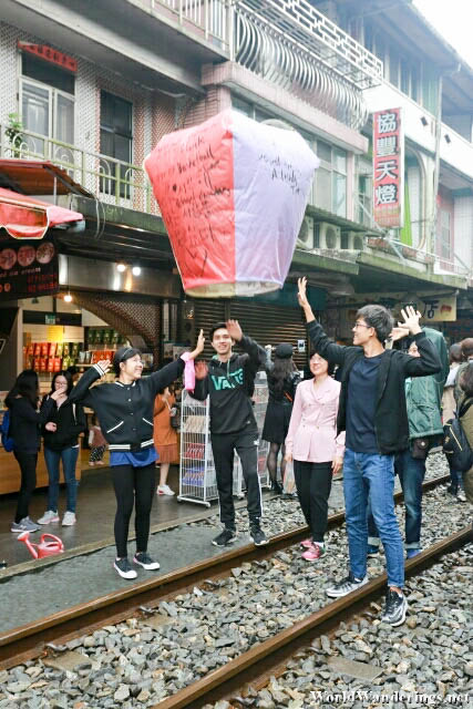 Launching a Sky Lantern at Shifen 十分