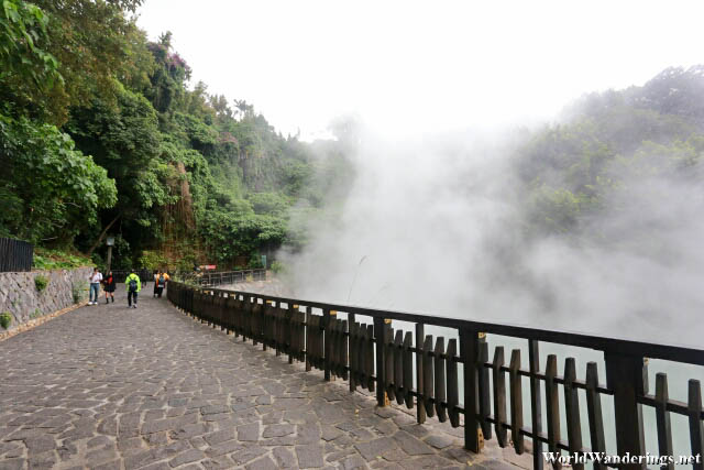Walking Along the Thermal Pool at Beitou 北投