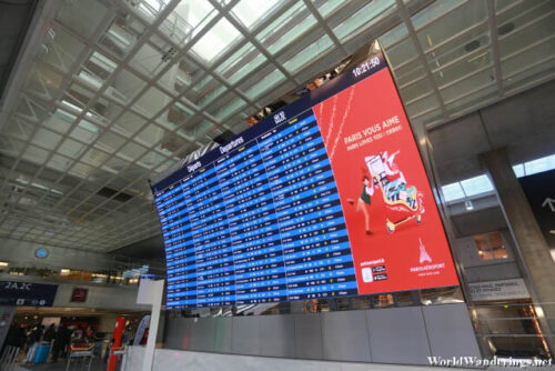 Giant Screen at Paris Charles de Gaulle Airport